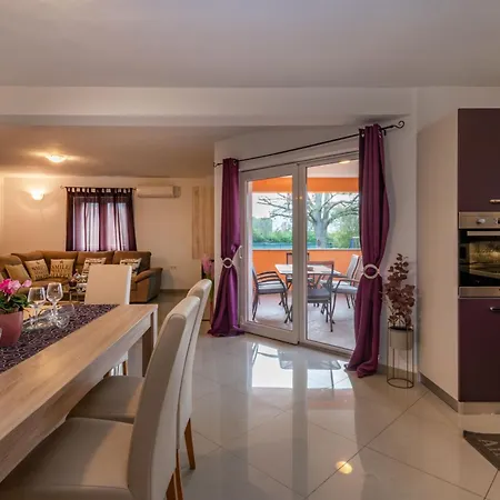 Orange, A Charming With A Pool & Fenced Garden * Raša