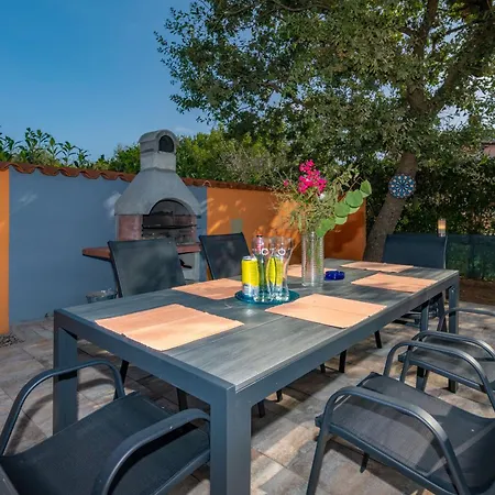 Orange, A Charming With A Pool & Fenced Garden *