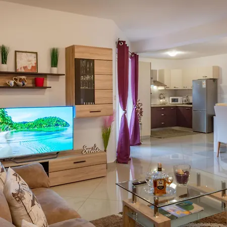 Orange, A Charming With A Pool & Fenced Garden * Raša