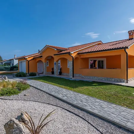 Prázdninový dům Orange, A Charming With A Pool & Fenced Garden Raša