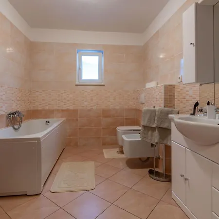 Orange, A Charming With A Pool & Fenced Garden Tatil Evi