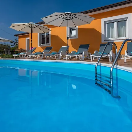 Prázdninový dům Orange, A Charming With A Pool & Fenced Garden *