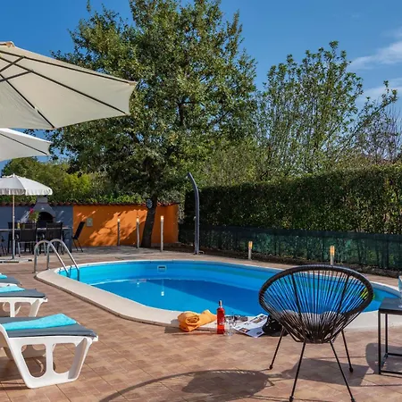 Orange, A Charming With A Pool & Fenced Garden Tatil Evi