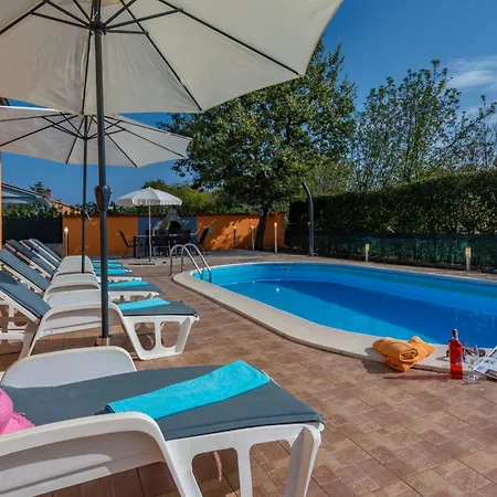 Orange, A Charming With A Pool & Fenced Garden Raša