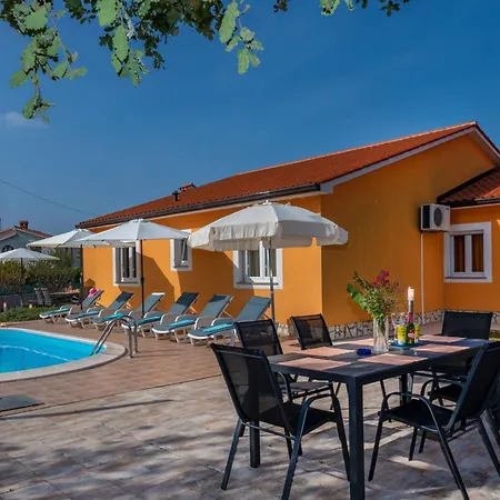 Orange, A Charming With A Pool & Fenced Garden *