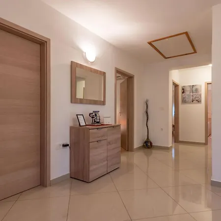 Orange, A Charming With A Pool & Fenced Garden * Raša