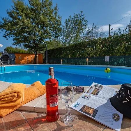 Orange, A Charming With A Pool & Fenced Garden