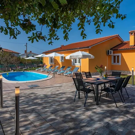 Orange, A Charming With A Pool & Fenced Garden Raša