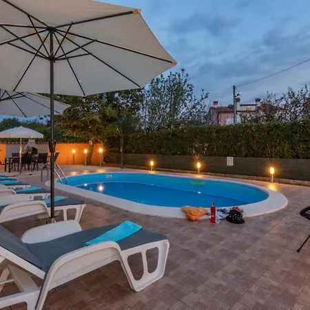 Orange, A Charming With A Pool & Fenced Garden Raša