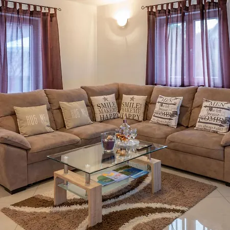 Orange, A Charming With A Pool & Fenced Garden