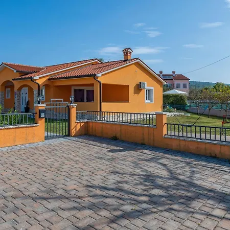 Orange, A Charming With A Pool & Fenced Garden * Raša