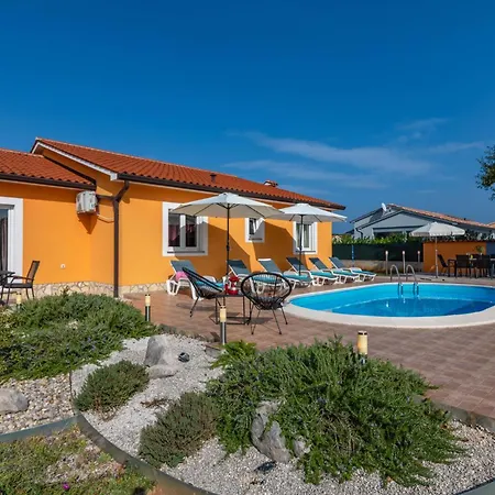 Orange, A Charming With A Pool & Fenced Garden *